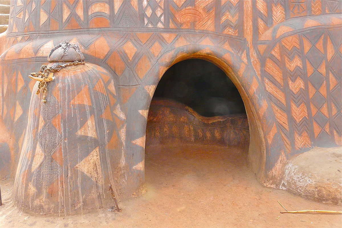 Les cases décorées du village de Tiébélé peuplé par les Kassena au Burkina Faso Les jolies cases decorees du village de Tiebele peuple par les Kassena au Burkina Faso 17 Les jolies cases décorées du village de Tiébélé peuplé par les Kassena au Burkina Faso 17