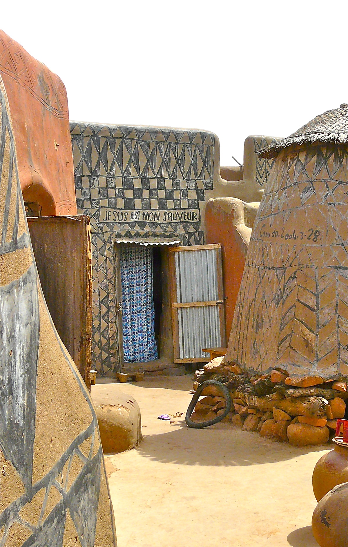 Les cases décorées du village de Tiébélé peuplé par les Kassena au Burkina Faso Les jolies cases decorees du village de Tiebele peuple par les Kassena au Burkina Faso 6 Les jolies cases décorées du village de Tiébélé peuplé par les Kassena au Burkina Faso 6