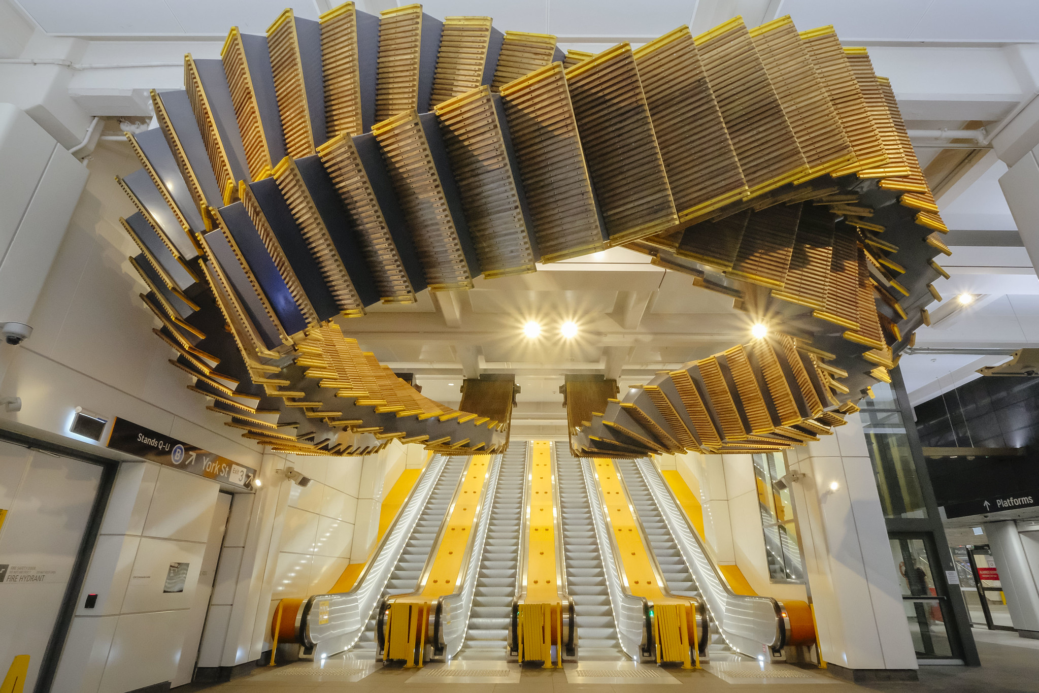 Interloop: des sculptures avec de vieux escalators de plus 80 ans par Chris Fox des sculptures avec de vieux escalators de plus 80 ans par Chris Fox 10 1 des-sculptures-avec-de-vieux-escalators-de-plus-80-ans-par-Chris-Fox-10