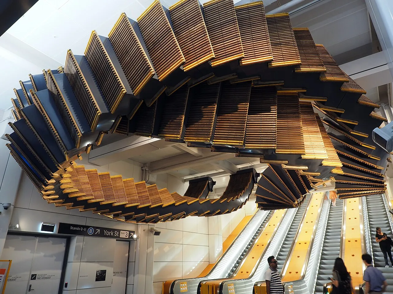 Interloop: des sculptures avec de vieux escalators de plus 80 ans par Chris Fox des sculptures avec de vieux escalators de plus 80 ans par Chris Fox interloop des-sculptures-avec-de-vieux-escalators-de-plus-80-ans-par-Chris-Fox-interloop