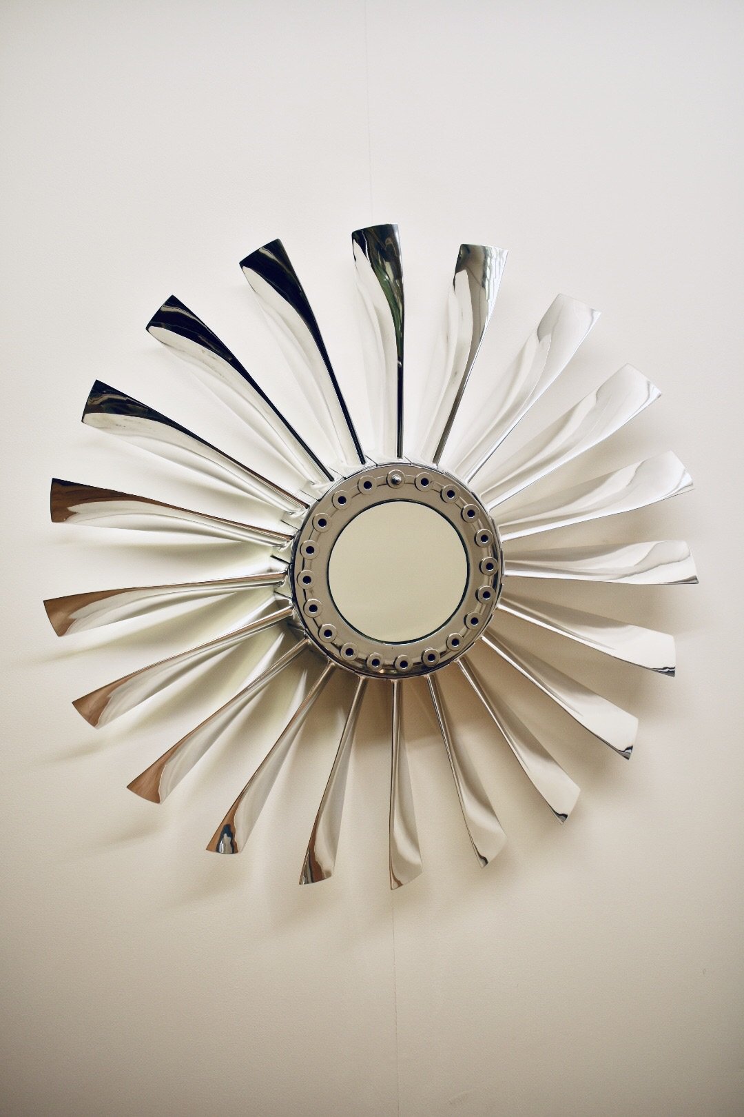 10 meubles en pièces d’avion recyclées au design unique 10 meubles en recyclage de pieces d avion 8 rotor miroir 10-meubles-en-recyclage-de-pieces-d-avion-8-rotor-miroir