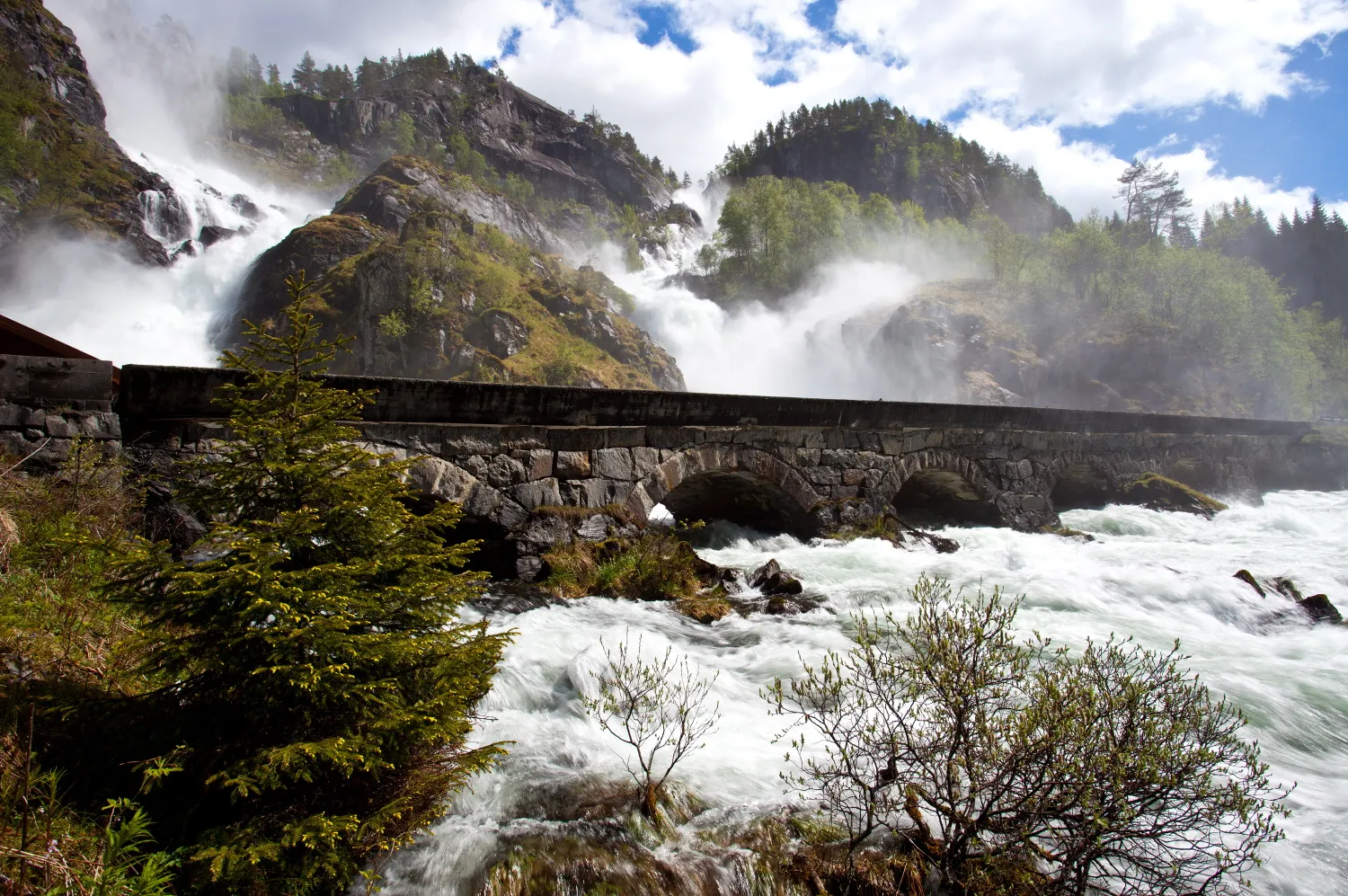 24 constructions de contes de fées en Norvège : entre architecture magique et nature sauvage 35 constructions de contes de fees de Norvege 3 35-constructions-de-contes-de-fees-de-Norvege-3 pont de la cascade Låtefossen