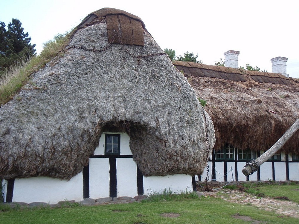 Les maisons au toit en algue de l'île de Læsø, patrimoine durable du Danemark Les maisons au toit en algue de l ile de Læso 3 Les-maisons-au-toit-en-algue-de-l-ile-de-Læso-3