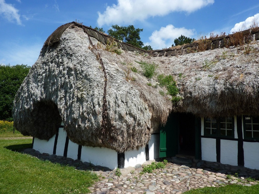 Les maisons au toit en algue de l'île de Læsø, patrimoine durable du Danemark Les maisons au toit en algue de l ile de Læso 4 Les-maisons-au-toit-en-algue-de-l-ile-de-Læso-4