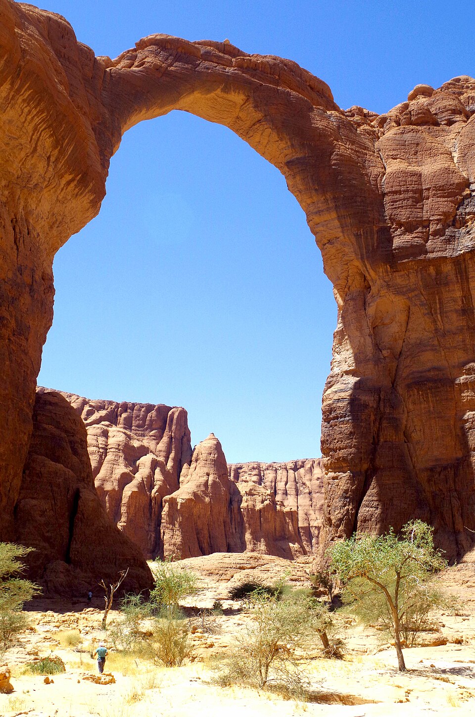Arche d'Aloba, arche naturelle géante du plateau de l'Ennedi au Tchad Arche d'Aloba, arche naturelle géante du plateau de l'Ennedi au Tchad