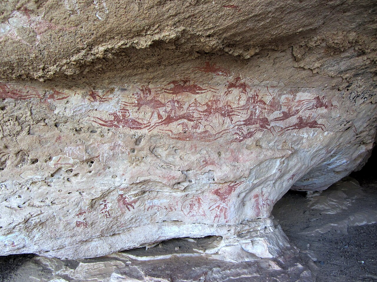 Peintures rupestres de Terkei dans le massif de l'Ennedi au Sahara Peintures rupestres de Terkei dans le massif de l'Ennedi au Sahara