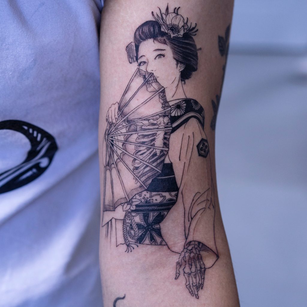 Le noir sublime du macabre : les tatouages envoûtants de Oozy les tatouages macabres noir et blanc de Oozy 2 les-tatouages-macabres-noir-et-blanc-de-Oozy-2