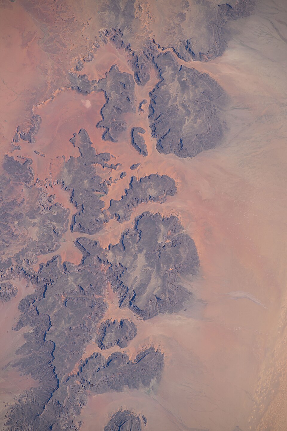 Massif de l'Ennedi au Tchad photographié depuis la Station spatiale internationale Massif de l'Ennedi au Tchad photographié depuis la Station spatiale internationale