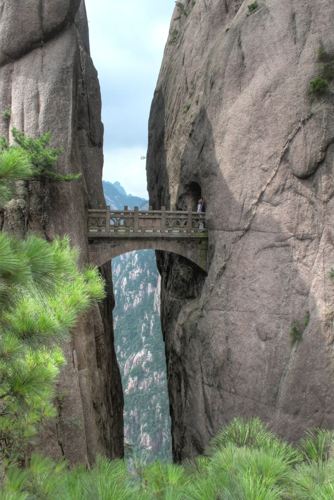 20 ponts mystiques qui semblent mener à un autre monde 20 ponts mystiques qui semblent mener dans un autre monde Huangshan chine 2 20-ponts-mystiques-qui-semblent-mener-dans-un-autre-monde-Huangshan-chine-2