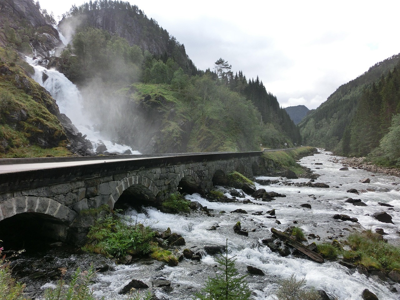 20 ponts mystiques qui semblent mener à un autre monde 20 ponts mystiques qui semblent mener dans un autre monde Latefossen norvege 20-ponts-mystiques-qui-semblent-mener-dans-un-autre-monde-Latefossen-norvege