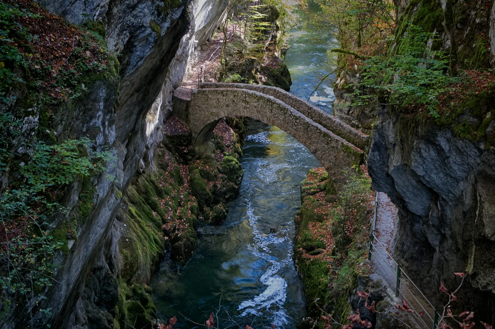 20 ponts mystiques qui semblent mener à un autre monde 20 ponts mystiques qui semblent mener dans un autre monde gorges areuse suisse 20-ponts-mystiques-qui-semblent-mener-dans-un-autre-monde-gorges-areuse-suisse