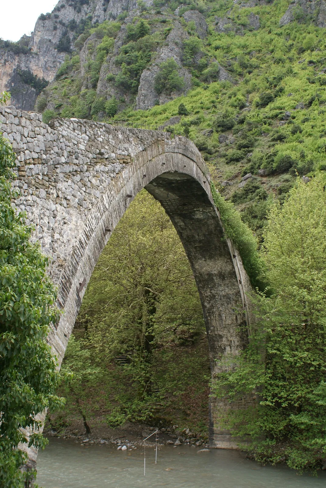 20 ponts mystiques qui semblent mener à un autre monde 20 ponts mystiques qui semblent mener dans un autre monde pindos grece 20-ponts-mystiques-qui-semblent-mener-dans-un-autre-monde-pindos-grece