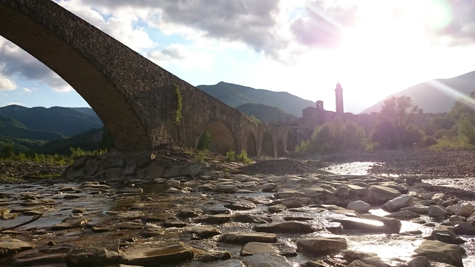 20 ponts mystiques qui semblent mener à un autre monde 20 ponts mystiques qui semblent mener dans un autre monde ponte gobbo italie 20-ponts-mystiques-qui-semblent-mener-dans-un-autre-monde-ponte-gobbo-italie