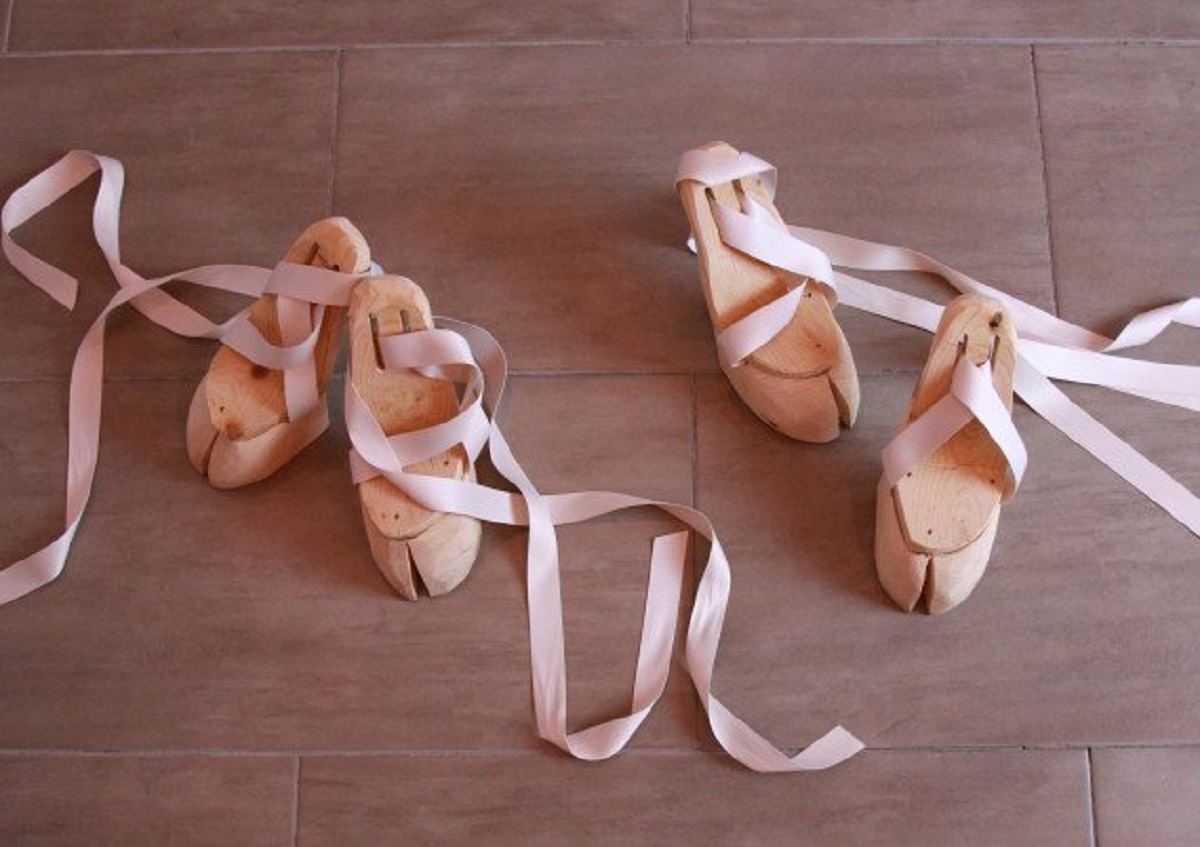 Walpurgis : la boutique japonaise qui vend des sandales-sabots à 400 € Une boutique japonaise vend des sandales sabots 2 1 Une-boutique-japonaise-vend-des-sandales-sabots-2