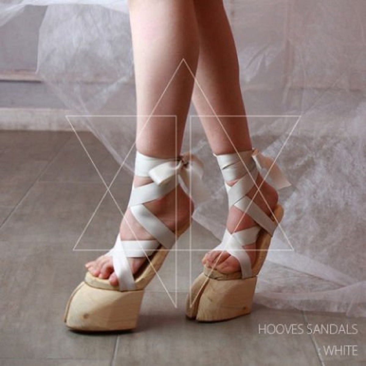 Walpurgis : la boutique japonaise qui vend des sandales-sabots à 400 € Une boutique japonaise vend des sandales sabots 3 1 Une-boutique-japonaise-vend-des-sandales-sabots-3