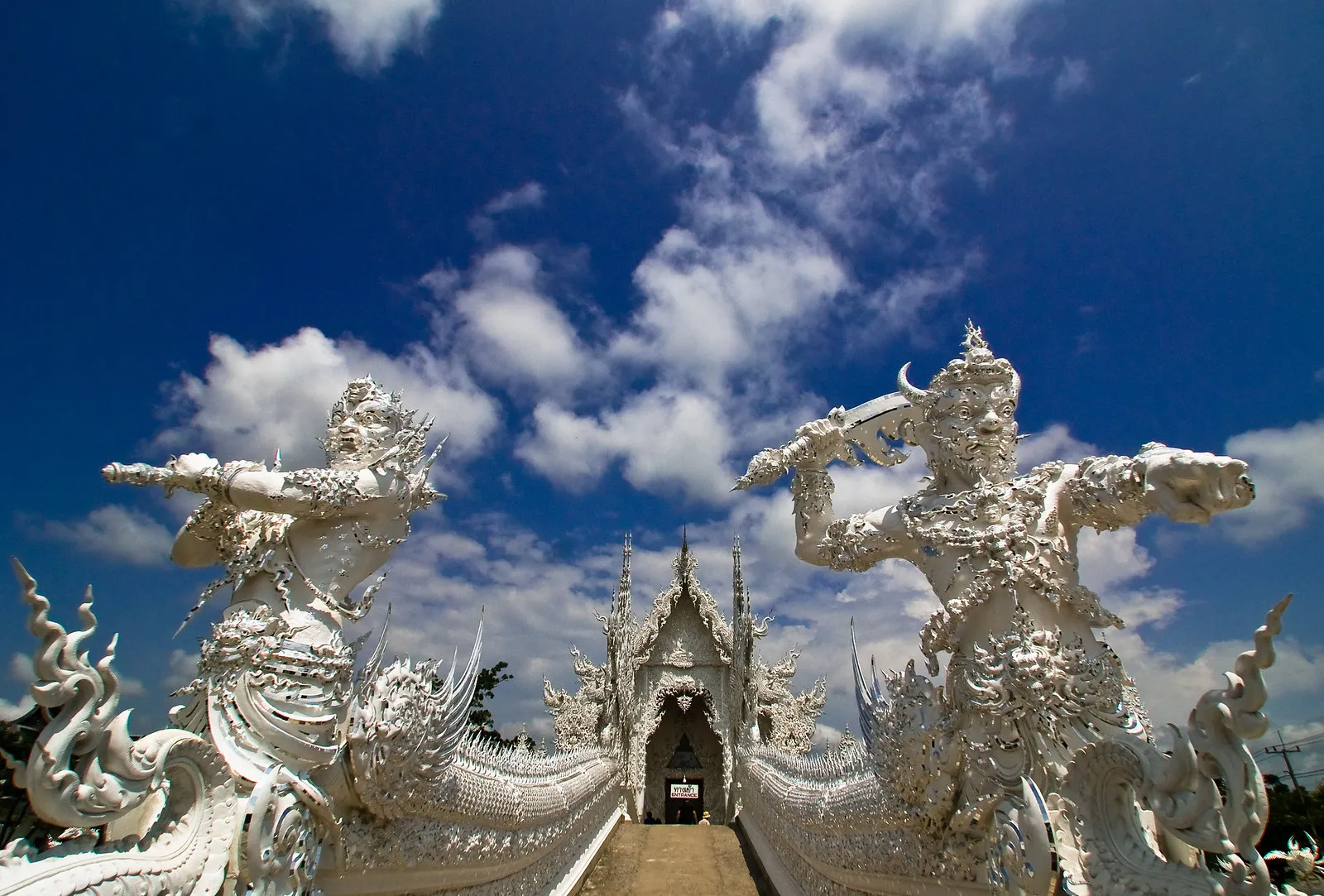 Wat Rong Khun, le temple blanc Wat Rong Khun le temple blanc 7 porte du paradis Wat-Rong-Khun-le-temple-blanc-7-porte-du-paradis