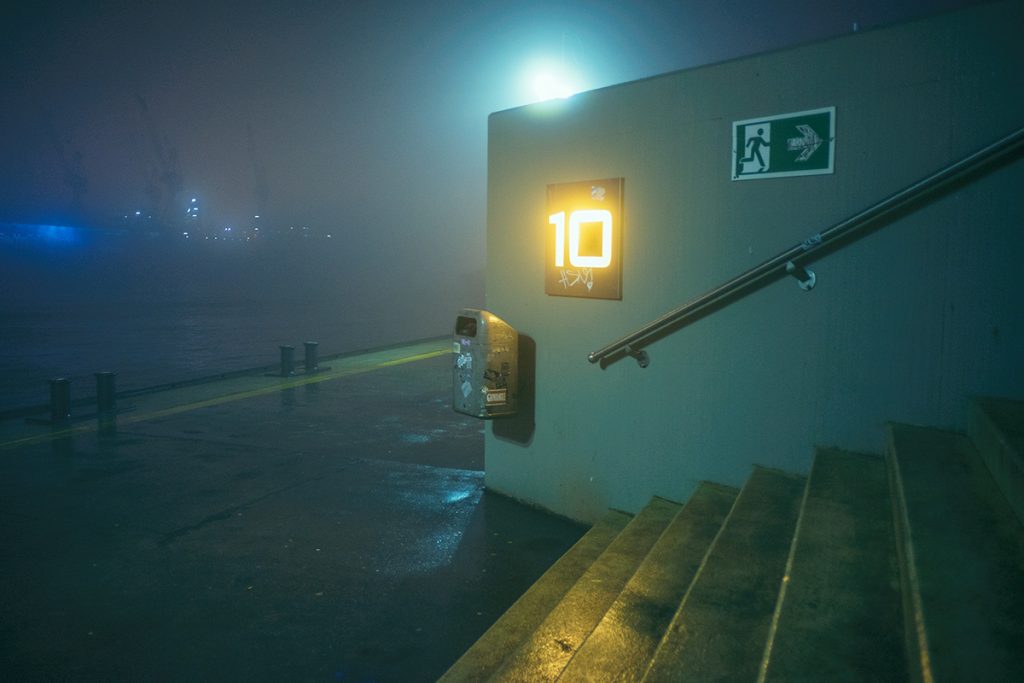 What The Fog? Nuit de brouillard à Hambourg par Mark Broyer What The Fog Nuit de brouillard a Hambourg par Mark Broyer 10 What-The-Fog-Nuit-de-brouillard-a-Hambourg-par-Mark-Broyer-10