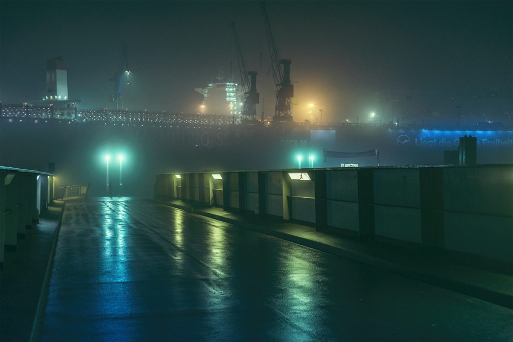What The Fog? Nuit de brouillard à Hambourg par Mark Broyer What The Fog Nuit de brouillard a Hambourg par Mark Broyer 9 What-The-Fog-Nuit-de-brouillard-a-Hambourg-par-Mark-Broyer-9