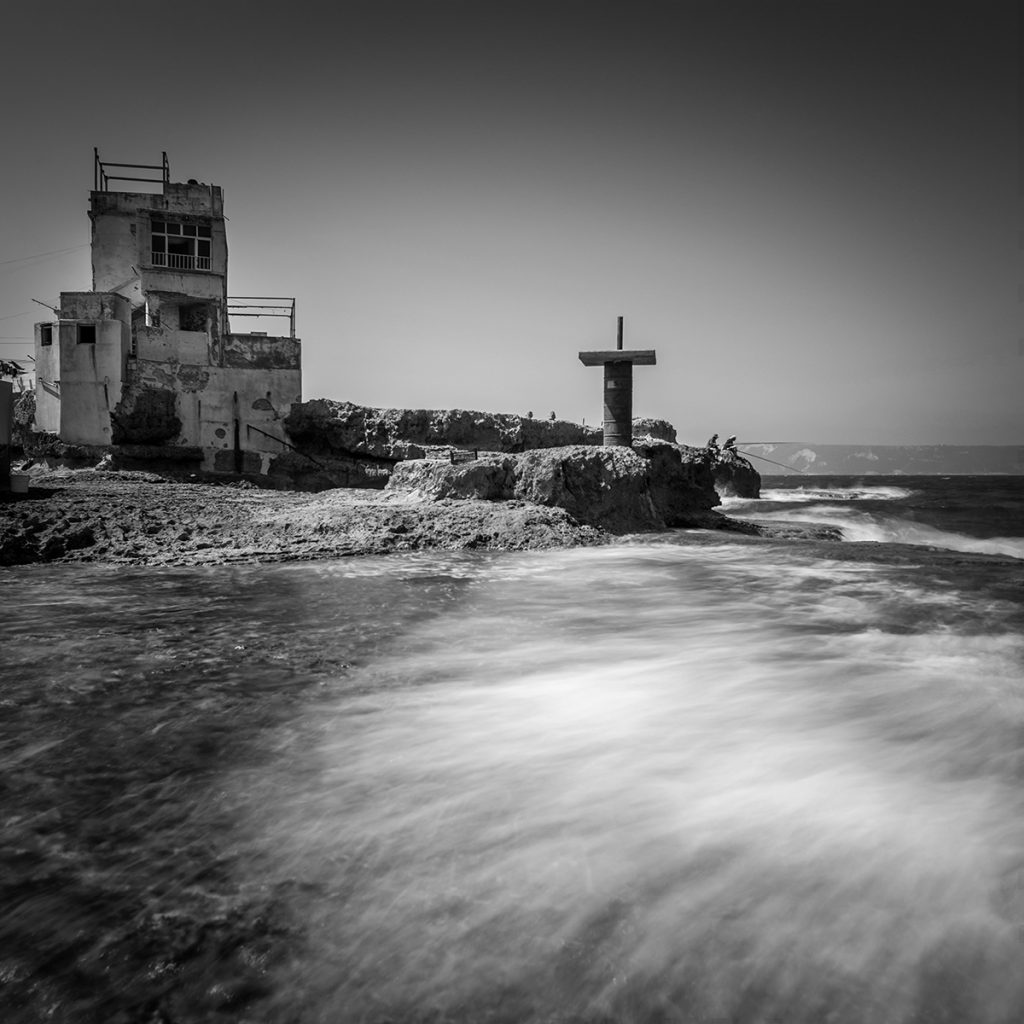 Absence - des paysages marins en noir et blanc par Pygmalion Karatzas absence des paysages marins en noir et blanc par Pygmalion Karatzas 17 anfeh absence-des-paysages-marins-en-noir-et-blanc-par-Pygmalion-Karatzas-17-anfeh