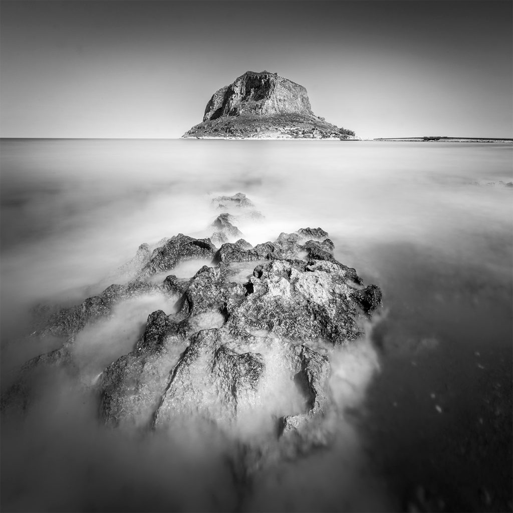 Absence - des paysages marins en noir et blanc par Pygmalion Karatzas absence des paysages marins en noir et blanc par Pygmalion Karatzas 6 monemvasia absence-des-paysages-marins-en-noir-et-blanc-par-Pygmalion-Karatzas-6-monemvasia