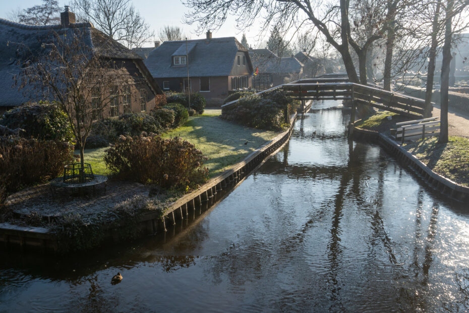 Giethoorn, le village sans route des Pays-Bas giethoorn hiver Giethoorn en hiver, village néerlandais célèbre pour ses canaux et ses maisons traditionnelles