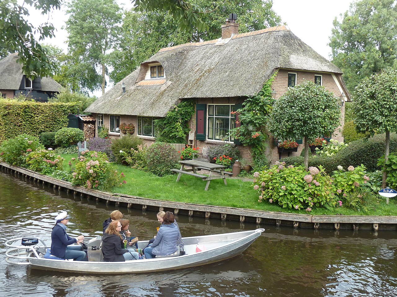 Navigation sur les canaux de Giethoorn Embarcations naviguant sur un canal de Giethoorn, surnommé la Venise des Pays-Bas