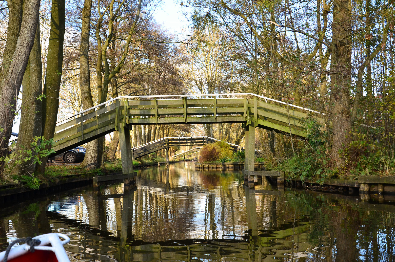 Ponts de bois sur les canaux de Giethoorn Ponts de bois enjambant les canaux de Giethoorn, village sans voiture des Pays-Bas