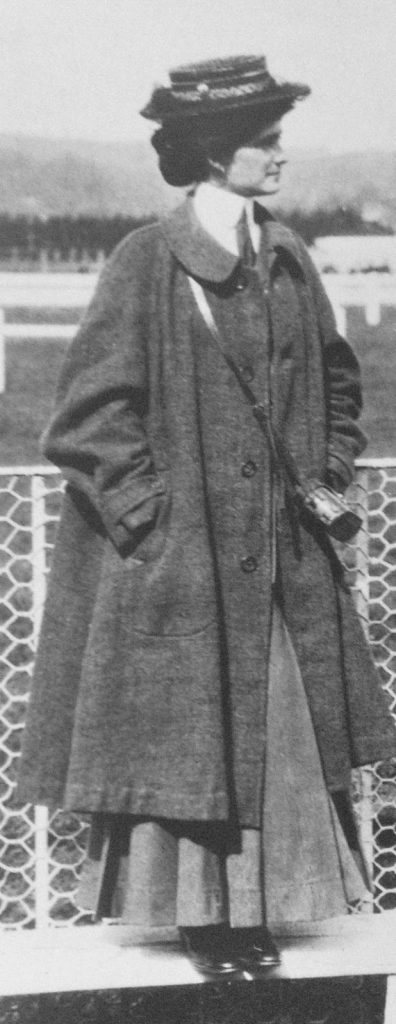 Coco Chanel jeune : 26 photos vintage des années 1910–1920 qui racontent une révolution 26 photos de Coco Chanel jeune dans les annees 1910 1920 21 26-photos-de-Coco-Chanel-jeune-dans-les-annees-1910-1920-21