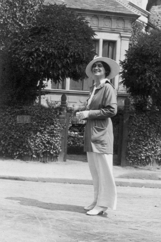 Coco Chanel jeune : 26 photos vintage des années 1910–1920 qui racontent une révolution 26 photos de Coco Chanel jeune dans les annees 1910 1920 23 26-photos-de-Coco-Chanel-jeune-dans-les-annees-1910-1920-23