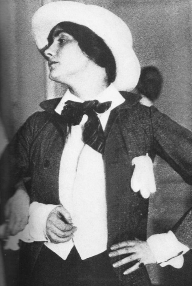 Coco Chanel jeune : 26 photos vintage des années 1910–1920 qui racontent une révolution 26 photos de Coco Chanel jeune dans les annees 1910 1920 5 26-photos-de-Coco-Chanel-jeune-dans-les-annees-1910-1920-5