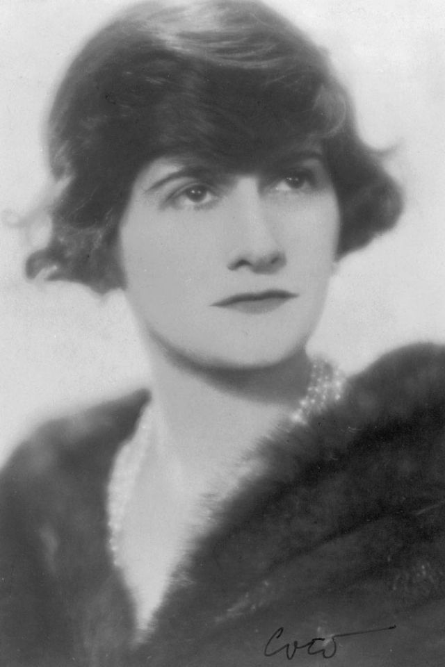 Coco Chanel jeune : 26 photos vintage des années 1910–1920 qui racontent une révolution 26 photos de Coco Chanel jeune dans les annees 1910 1920 7 26-photos-de-Coco-Chanel-jeune-dans-les-annees-1910-1920-7