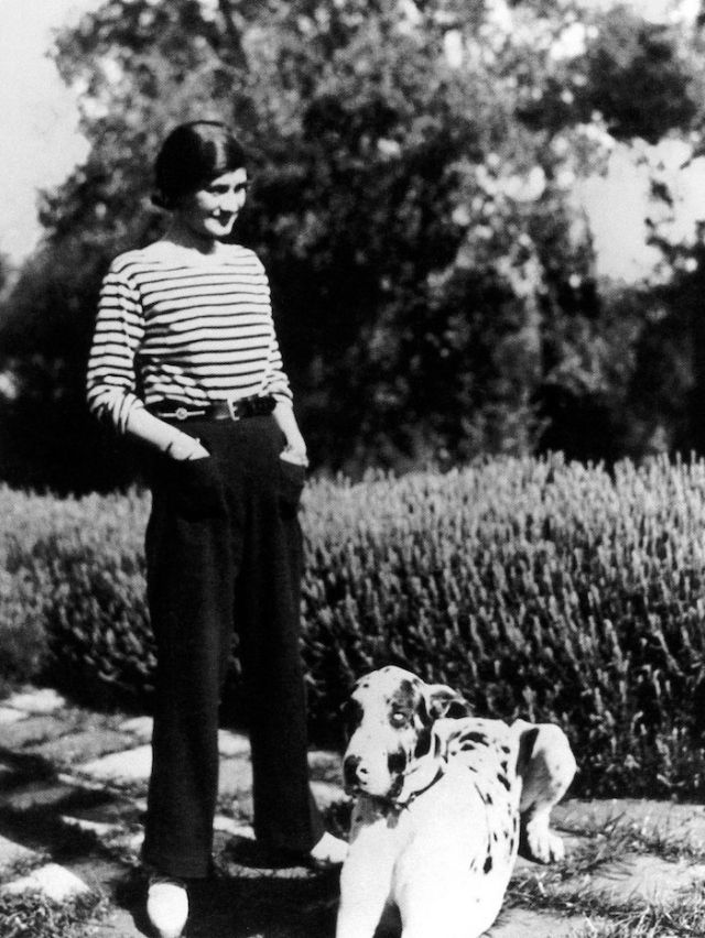 Coco Chanel jeune : 26 photos vintage des années 1910–1920 qui racontent une révolution 26 photos de Coco Chanel jeune dans les annees 1910 1920 9 26-photos-de-Coco-Chanel-jeune-dans-les-annees-1910-1920-9