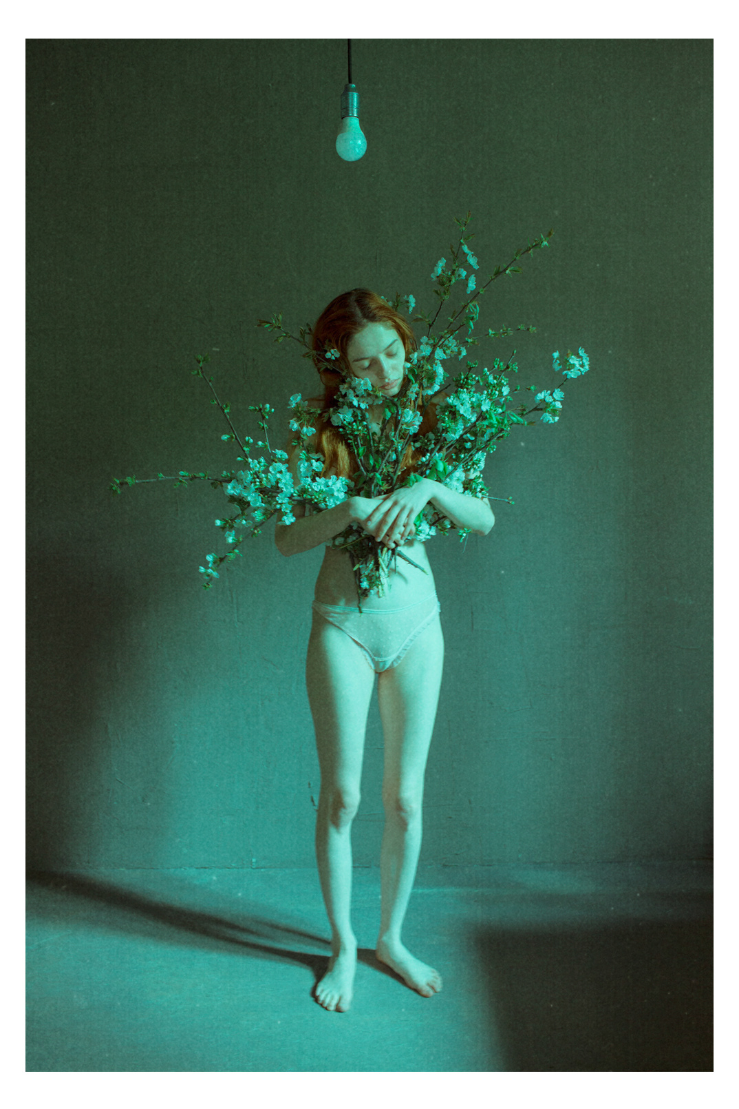 Laura Makabresku : entre sacré et profane, l’adolescence en fleur Adolescence portrait d une jeune femme en fleur par Laura Makabresku 1 Adolescence-portrait-d-une-jeune-femme-en-fleur-par-Laura-Makabresku-1