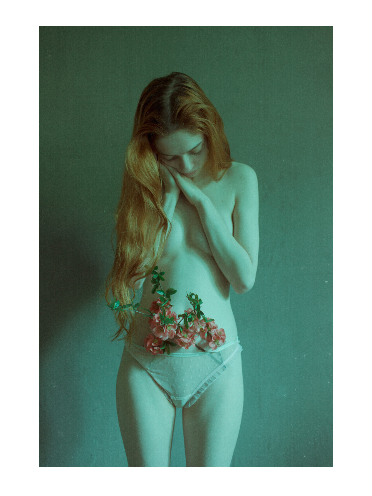 Laura Makabresku : entre sacré et profane, l’adolescence en fleur Adolescence portrait d une jeune femme en fleur par Laura Makabresku 3 Adolescence-portrait-d-une-jeune-femme-en-fleur-par-Laura-Makabresku-2