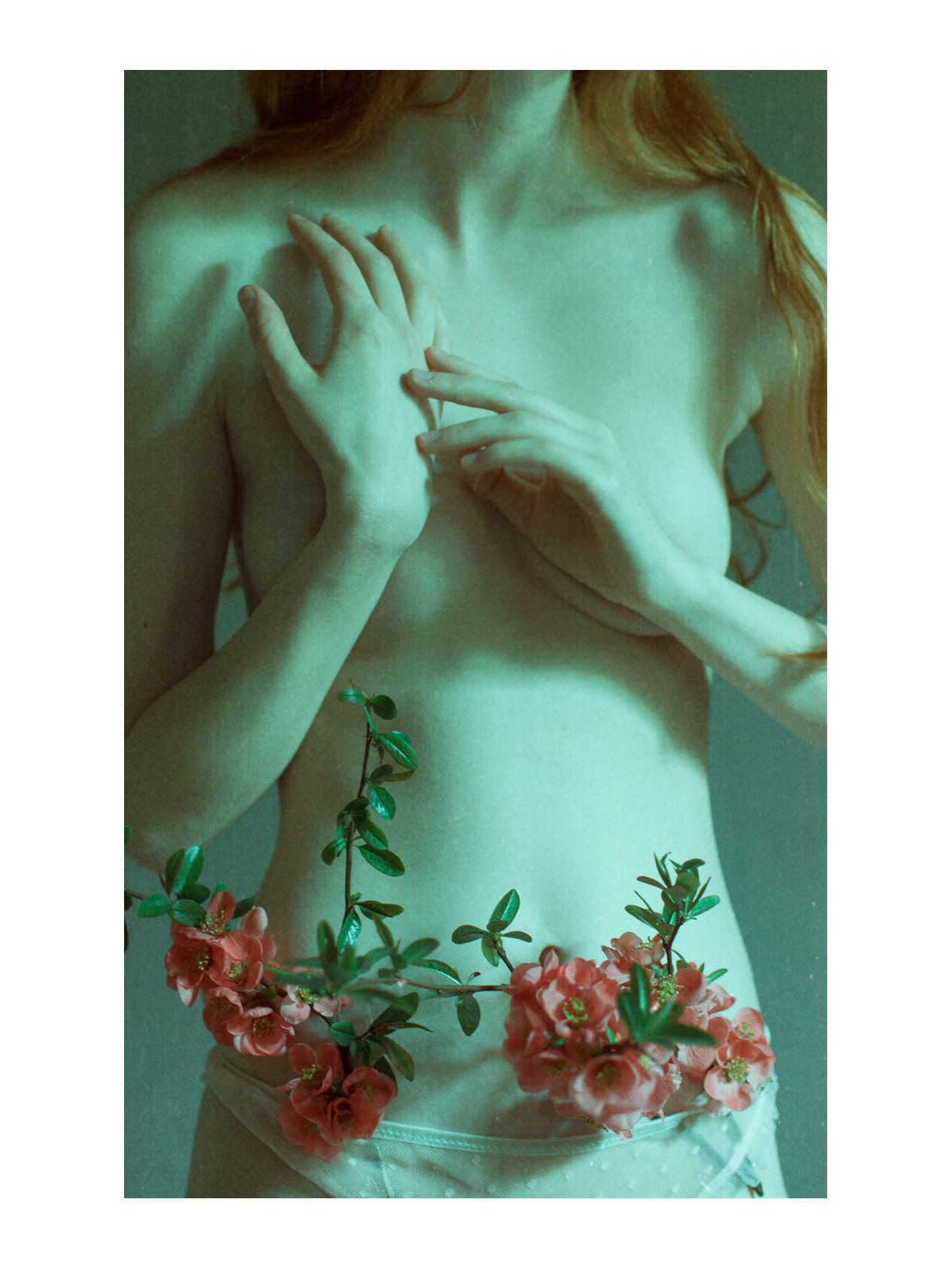 Laura Makabresku : entre sacré et profane, l’adolescence en fleur Adolescence portrait d une jeune femme en fleur par Laura Makabresku 4 Adolescence-portrait-d-une-jeune-femme-en-fleur-par-Laura-Makabresku-3