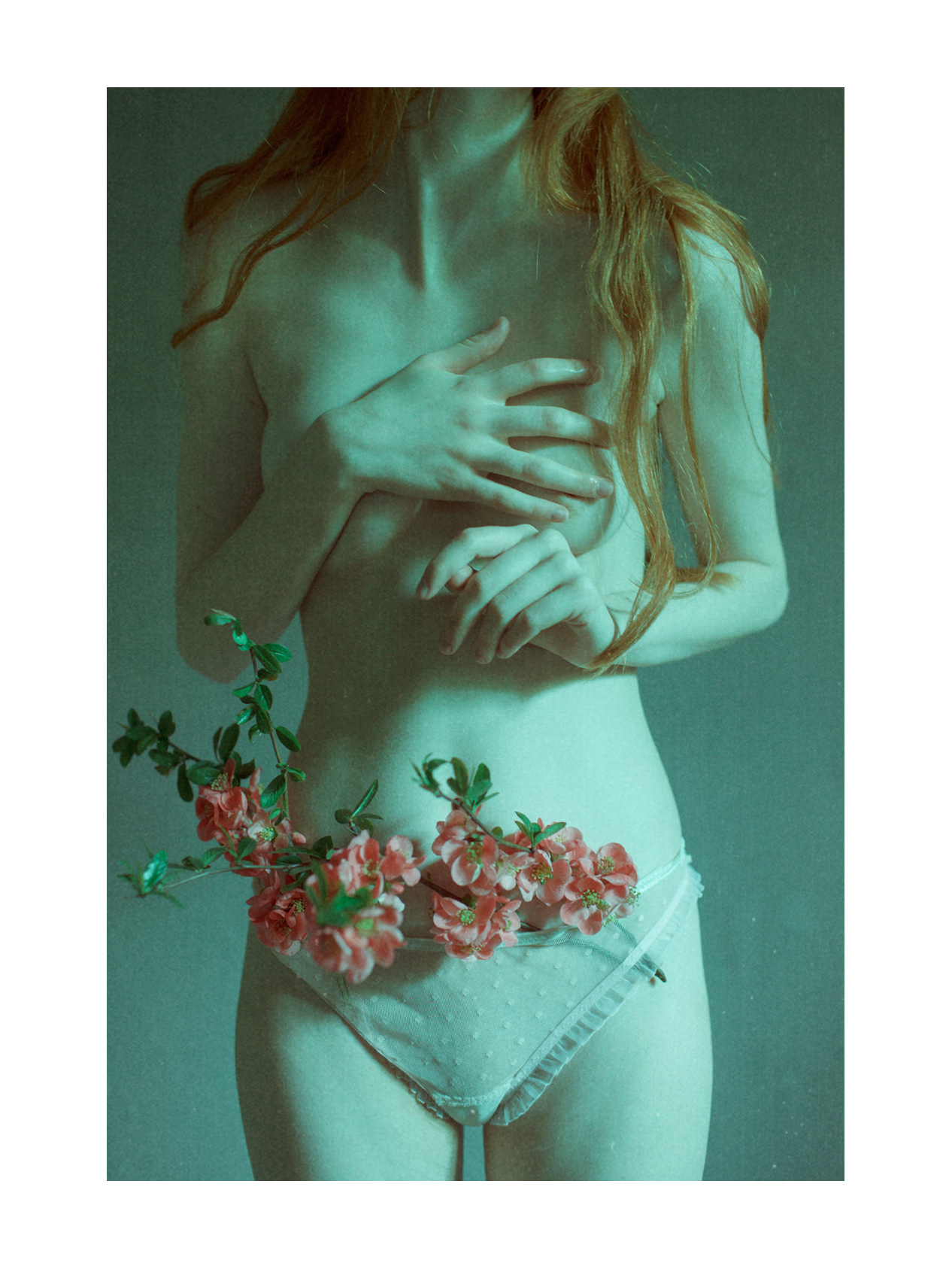 Laura Makabresku : entre sacré et profane, l’adolescence en fleur Adolescence portrait d une jeune femme en fleur par Laura Makabresku 5 Adolescence-portrait-d-une-jeune-femme-en-fleur-par-Laura-Makabresku-4