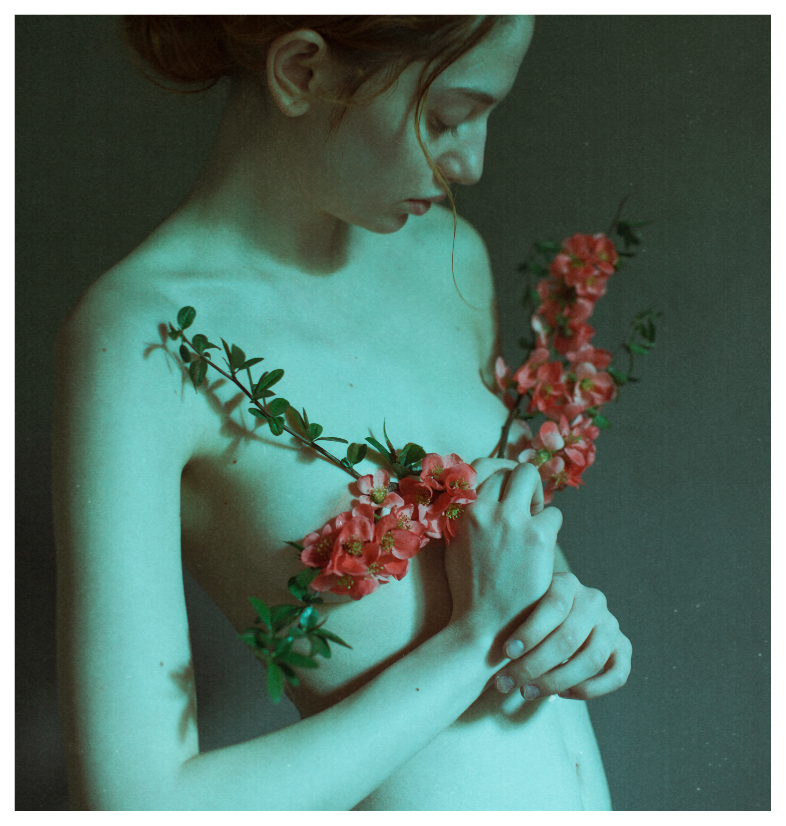 Laura Makabresku : entre sacré et profane, l’adolescence en fleur Adolescence portrait d une jeune femme en fleur par Laura Makabresku 6 Adolescence-portrait-d-une-jeune-femme-en-fleur-par-Laura-Makabresku-5