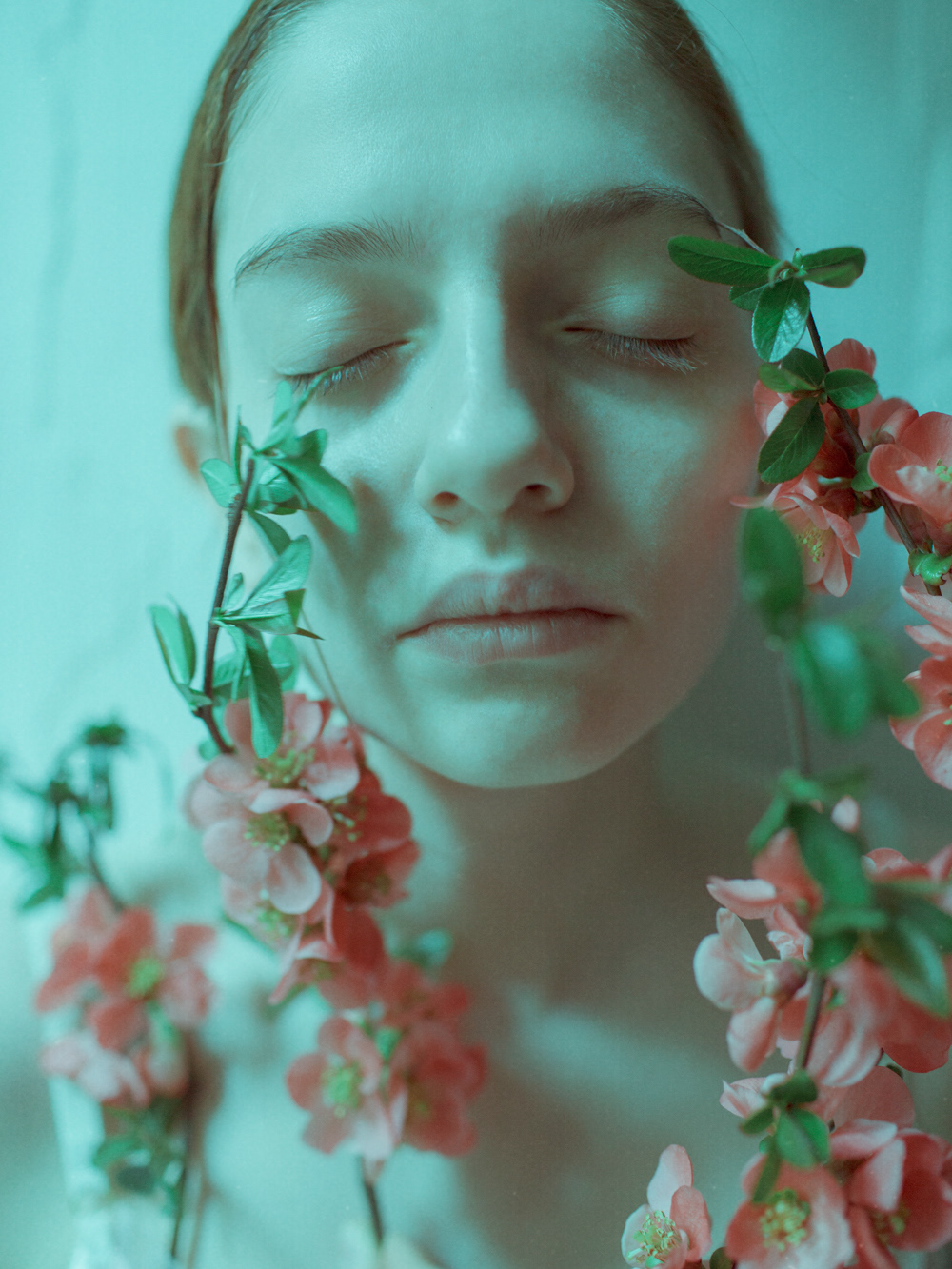 Laura Makabresku : entre sacré et profane, l’adolescence en fleur Adolescence portrait d une jeune femme en fleur par Laura Makabresku 7 Adolescence-portrait-d-une-jeune-femme-en-fleur-par-Laura-Makabresku-6