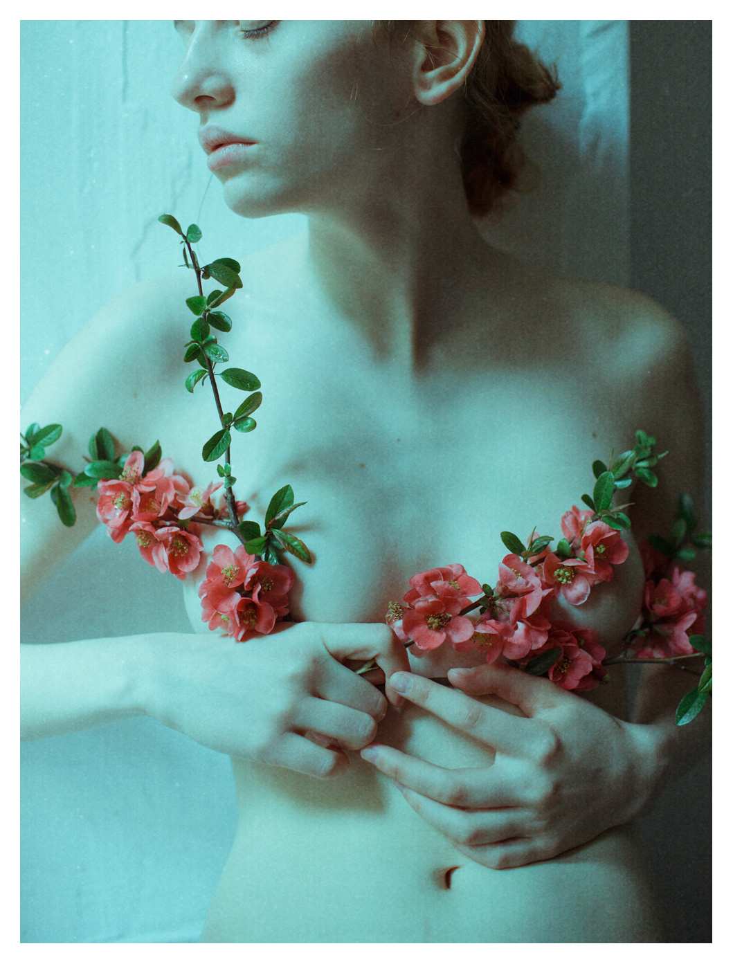 Laura Makabresku : entre sacré et profane, l’adolescence en fleur Adolescence portrait d une jeune femme en fleur par Laura Makabresku 8 Adolescence-portrait-d-une-jeune-femme-en-fleur-par-Laura-Makabresku-7