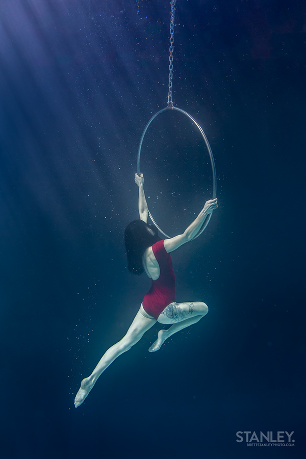 Du cercle aérien (cerceau de cirque) sous-marin par Brett Stanley Du cercle aerien cerceau de cirque sous marin sous l eau lyra par Brett Stanley 2 Du-cercle-aerien-cerceau-de-cirque-sous-marin-sous-l-eau-lyra-par-Brett-Stanley-2