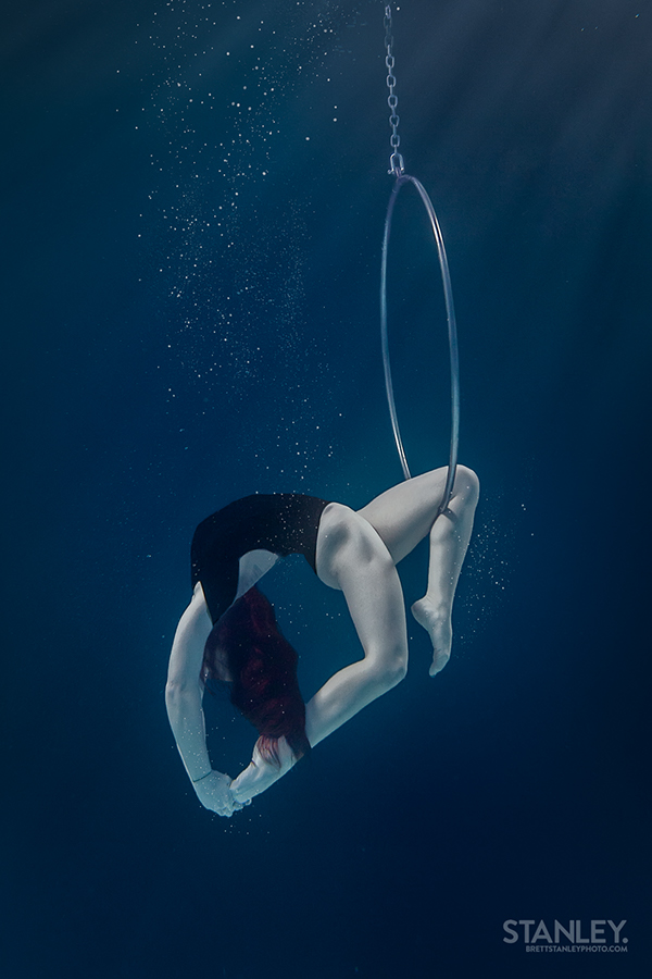 Du cercle aérien (cerceau de cirque) sous-marin par Brett Stanley Du cercle aerien cerceau de cirque sous marin sous l eau lyra par Brett Stanley 3 Du-cercle-aerien-cerceau-de-cirque-sous-marin-sous-l-eau-lyra-par-Brett-Stanley-3