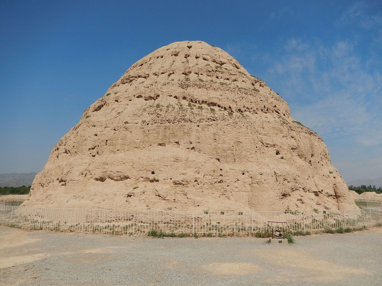 Les pyramides de Chine : les tombeaux royaux des Xia occidentaux Les tombeaux royaux des Xia occidentaux ou les pyramides de Chine 1 1 Les-tombeaux-royaux-des-Xia-occidentaux-ou-les-pyramides-de-Chine-1