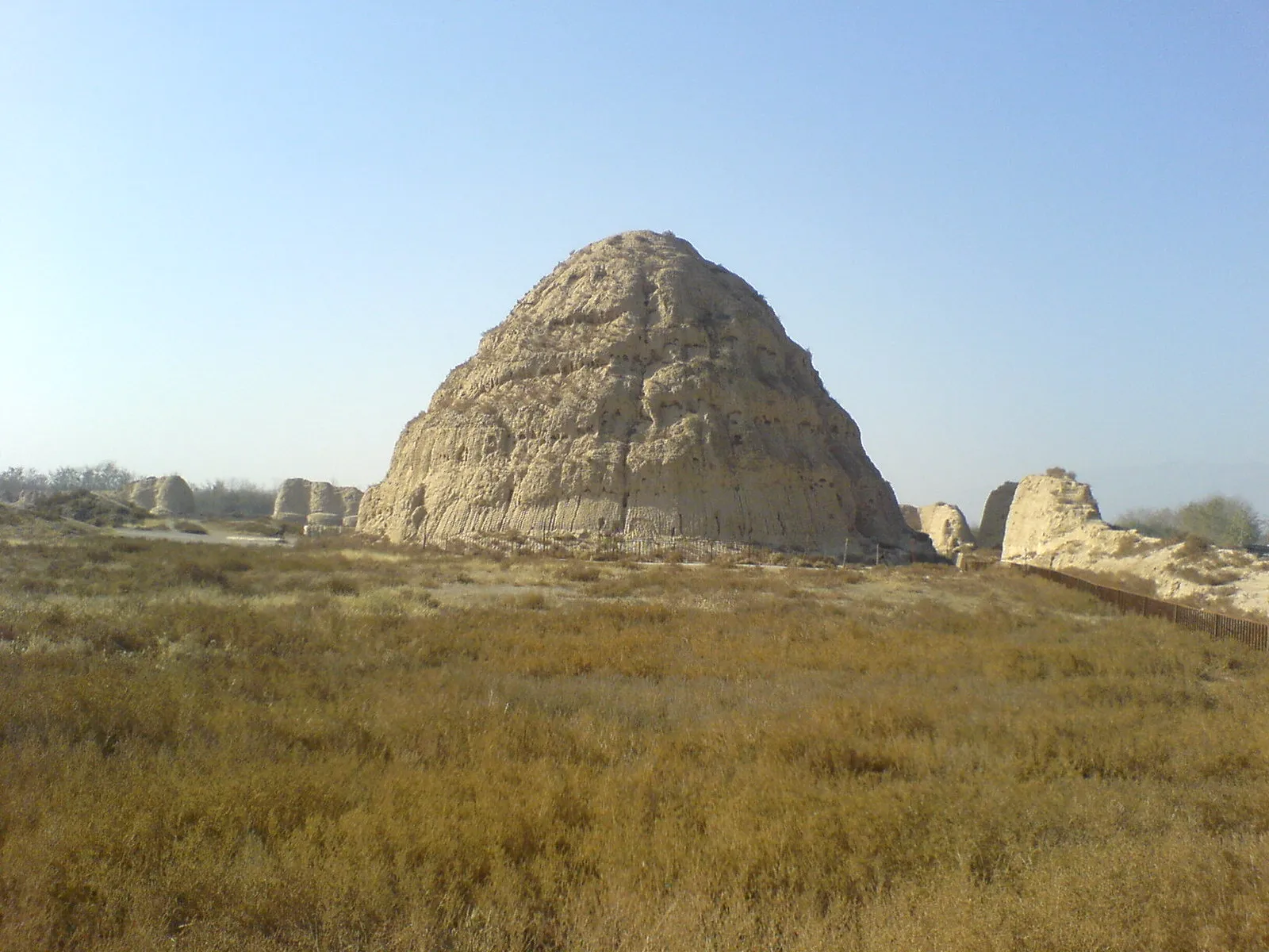 Les pyramides de Chine : les tombeaux royaux des Xia occidentaux Les tombeaux royaux des Xia occidentaux ou les pyramides de Chine 3 Les-tombeaux-royaux-des-Xia-occidentaux-ou-les-pyramides-de-Chine-3