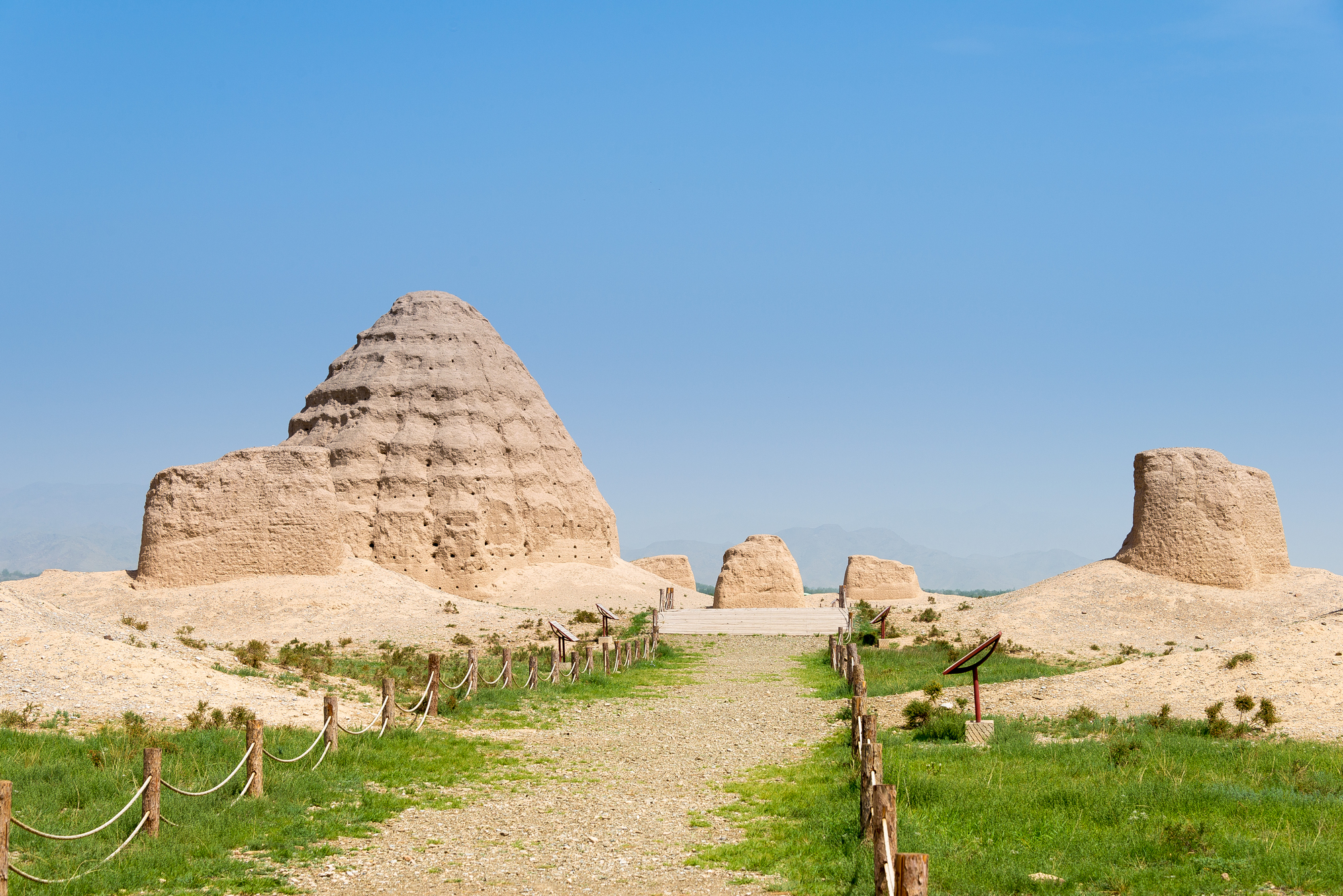 Les pyramides de Chine : les tombeaux royaux des Xia occidentaux Les tombeaux royaux des Xia occidentaux ou les pyramides de Chine 6 Les-tombeaux-royaux-des-Xia-occidentaux-ou-les-pyramides-de-Chine-6