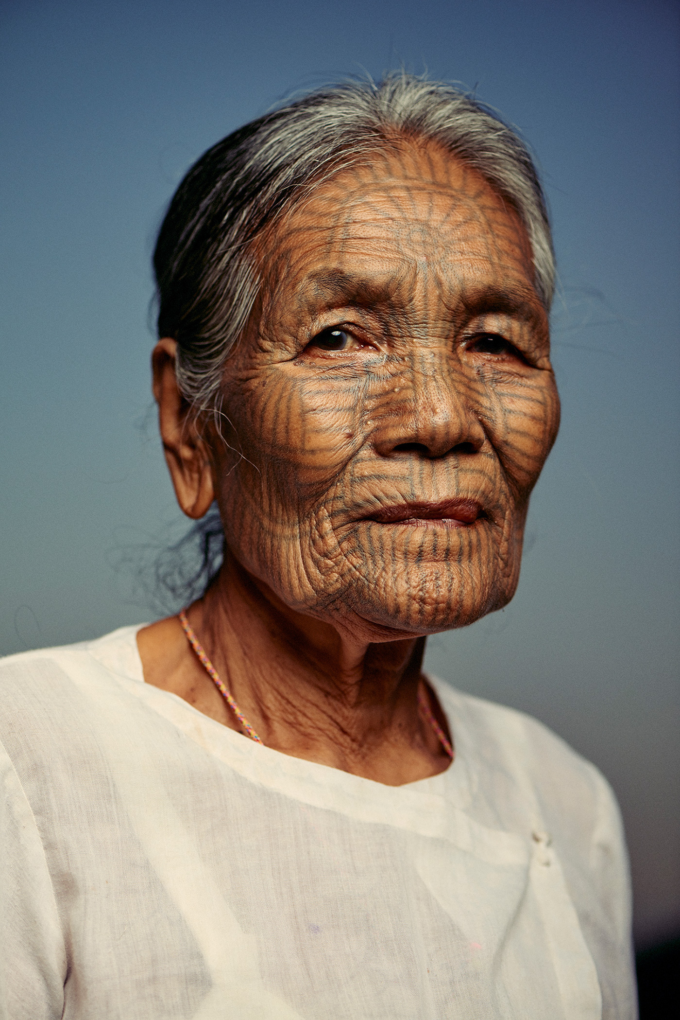 Birmanie : les dernières femmes de la tribu Chin au visage tatoué Quelques unes des dernieres femmes au visage tatoue de la tribu Chin de Birmanie par Adam Koziol 11 Quelques-unes-des-dernieres-femmes-au-visage-tatoue-de-la-tribu-Chin-de-Birmanie-par-Adam-Koziol-11