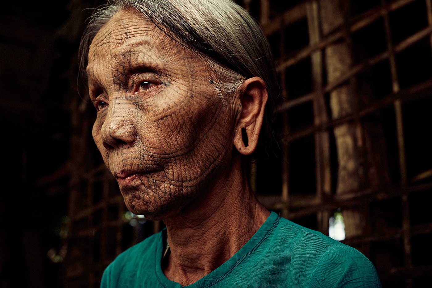 Birmanie : les dernières femmes de la tribu Chin au visage tatoué Quelques unes des dernieres femmes au visage tatoue de la tribu Chin de Birmanie par Adam Koziol 13 Quelques-unes-des-dernieres-femmes-au-visage-tatoue-de-la-tribu-Chin-de-Birmanie-par-Adam-Koziol-13