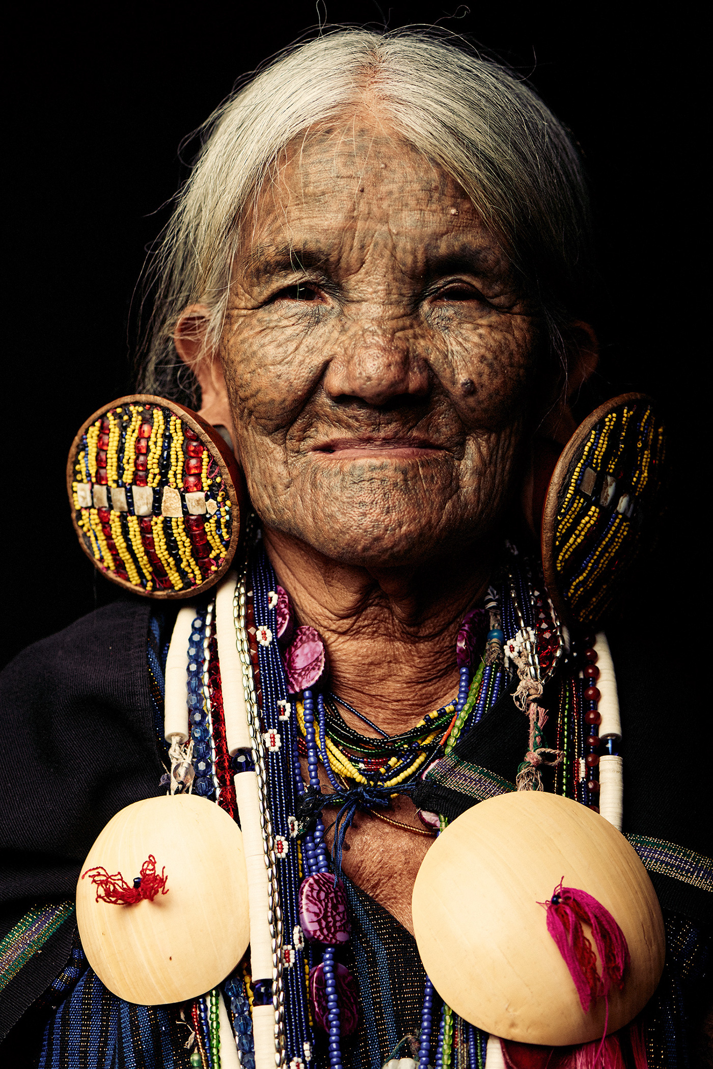 Birmanie : les dernières femmes de la tribu Chin au visage tatoué Quelques unes des dernieres femmes au visage tatoue de la tribu Chin de Birmanie par Adam Koziol 14 Quelques-unes-des-dernieres-femmes-au-visage-tatoue-de-la-tribu-Chin-de-Birmanie-par-Adam-Koziol-14