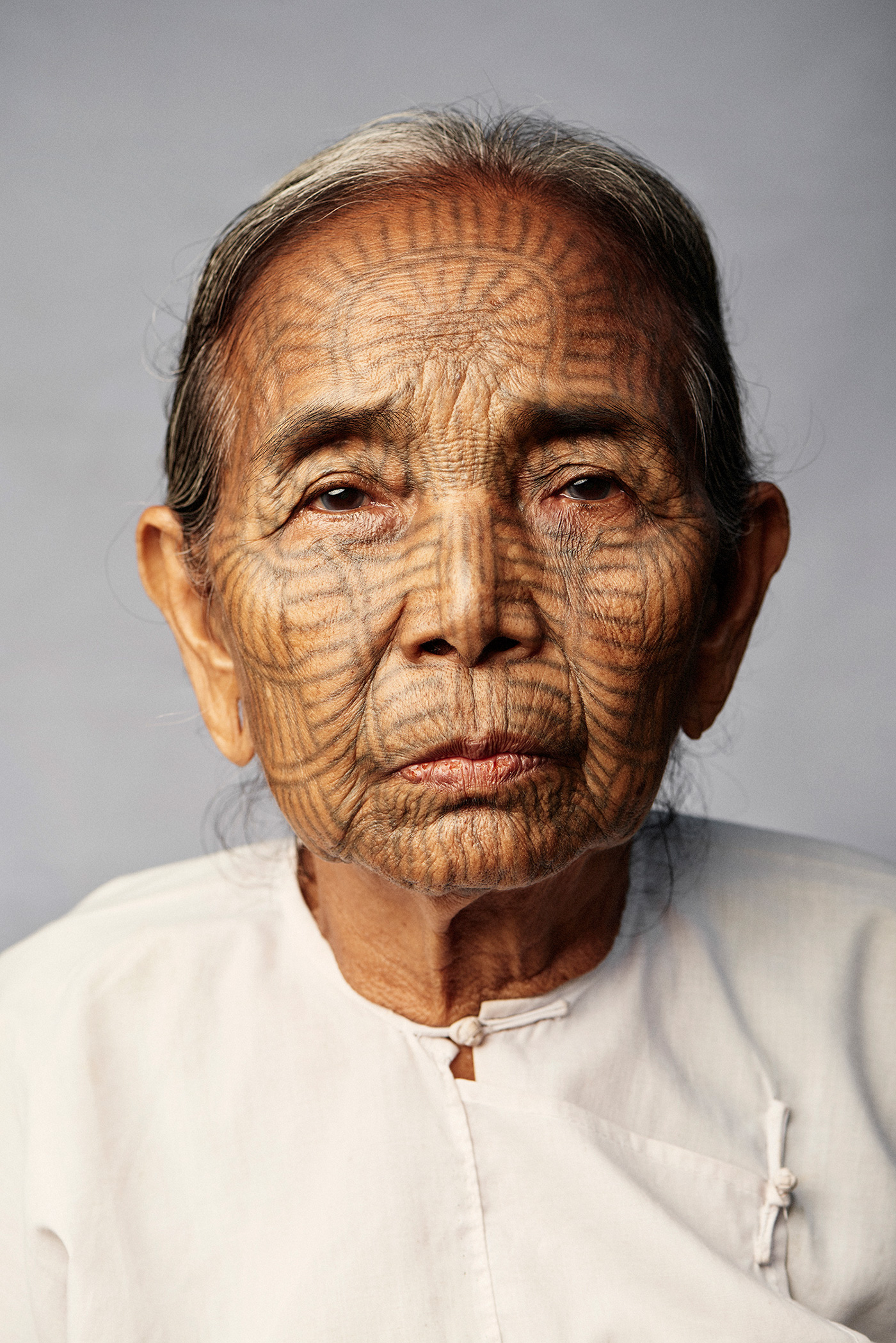 Birmanie : les dernières femmes de la tribu Chin au visage tatoué Quelques unes des dernieres femmes au visage tatoue de la tribu Chin de Birmanie par Adam Koziol 6 Quelques-unes-des-dernieres-femmes-au-visage-tatoue-de-la-tribu-Chin-de-Birmanie-par-Adam-Koziol-6