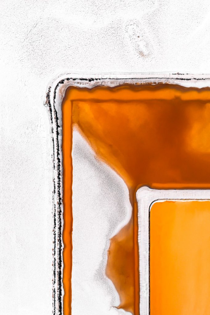 Des marais salants vus du ciel : mosaïques naturelles capturées par Tom Hegen The salt series les marais salants vus du ciel par Tom Hegen 9 The-salt-series-les-marais-salants-vus-du-ciel-par-Tom-Hegen-9