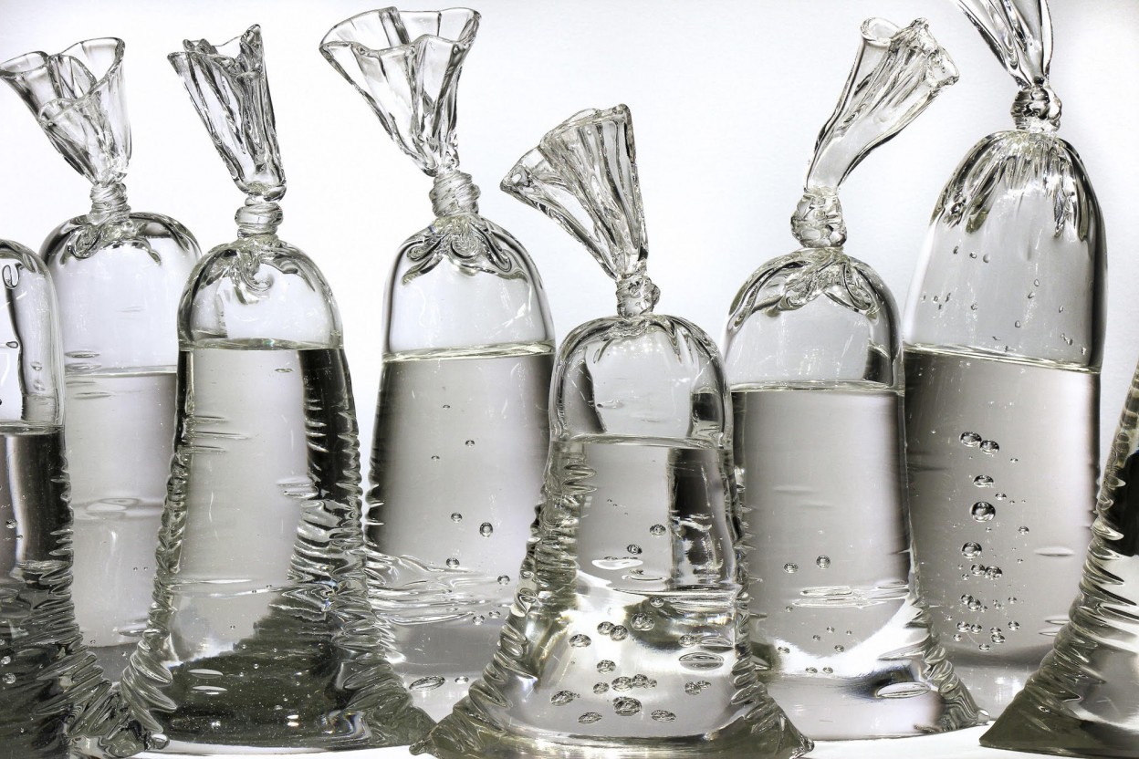 Dylan Martinez brouille la réalité avec ses sacs d’eau en verre hyperréalistes des sculptures de verre imitant des sacs d eau par Dylan Martinez 3 des-sculptures-de-verre-imitant-des-sacs-d-eau-par-Dylan-Martinez-3